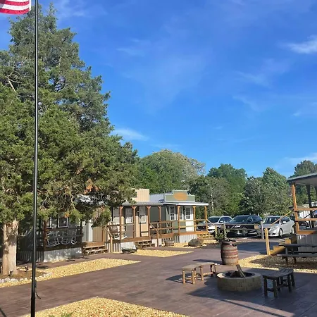The Outpost Hotel Grand Rivers Exterior photo